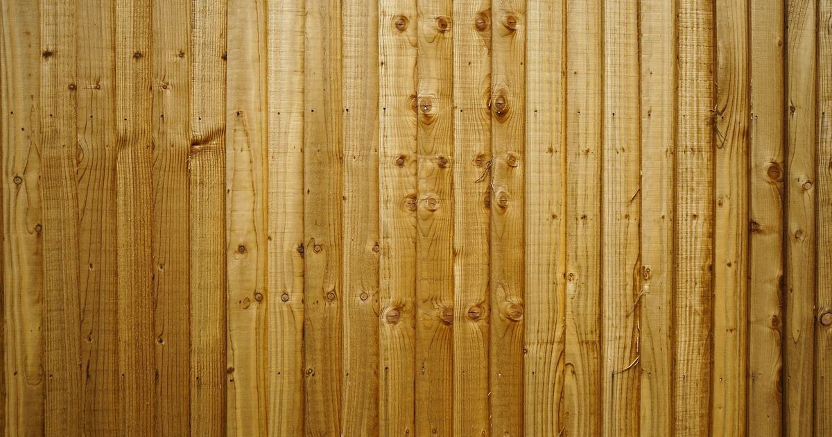 Vad kostar staket 2026? Pris per meter, färdiga sektioner och anlita